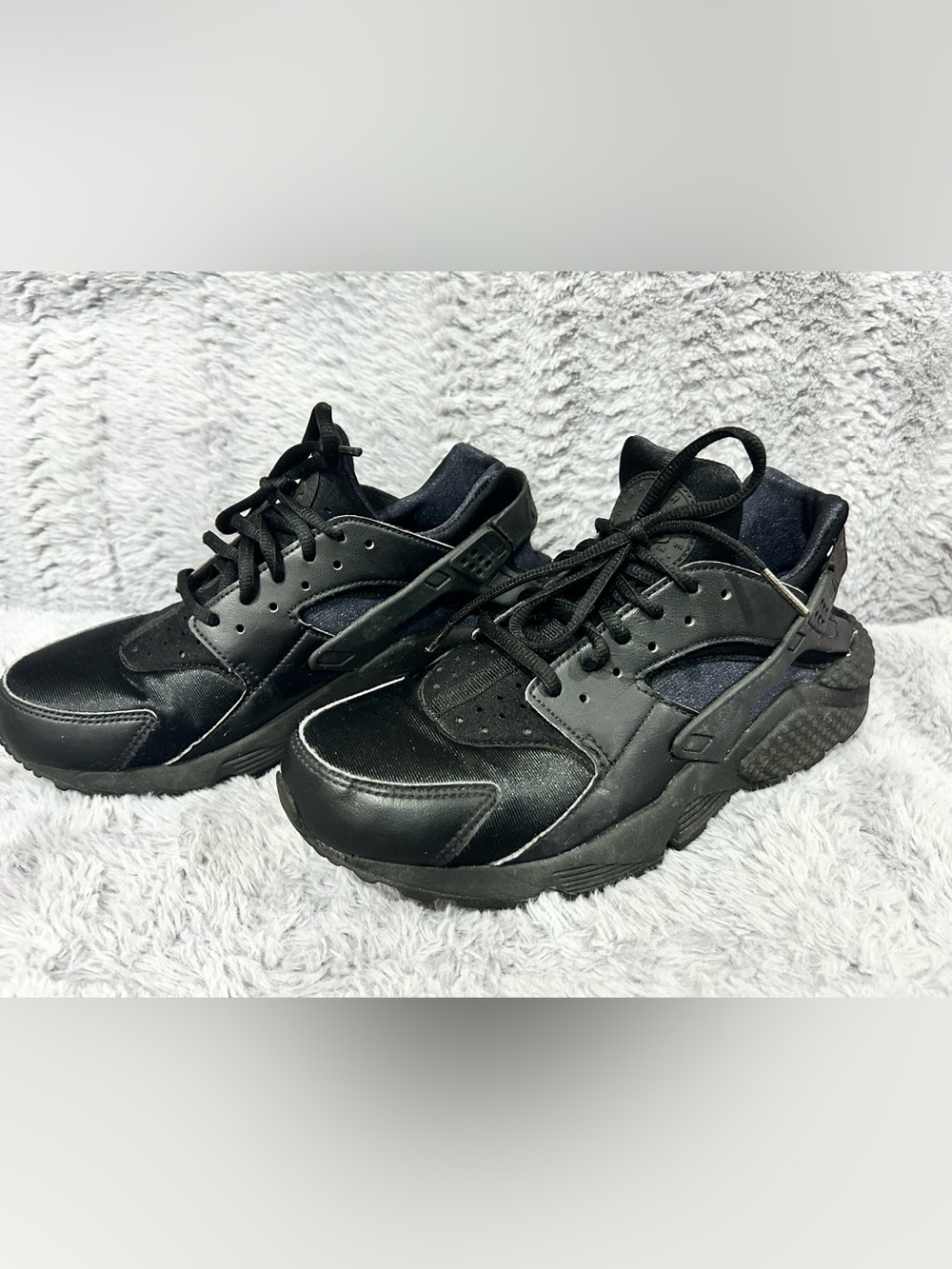 Nike Women’s Air Huarache Run Sneakers
Size 8.5